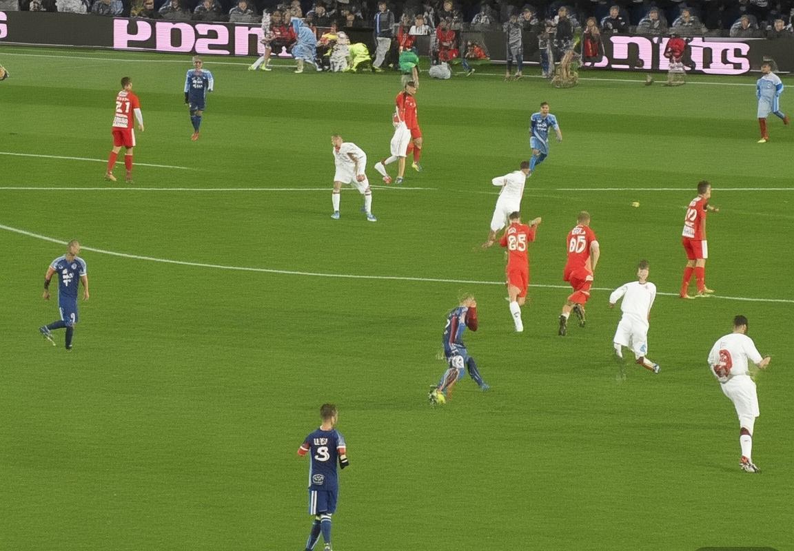 法甲巅峰对决：巴黎圣日曼与马赛的战术智慧与财务策略解析(图1)